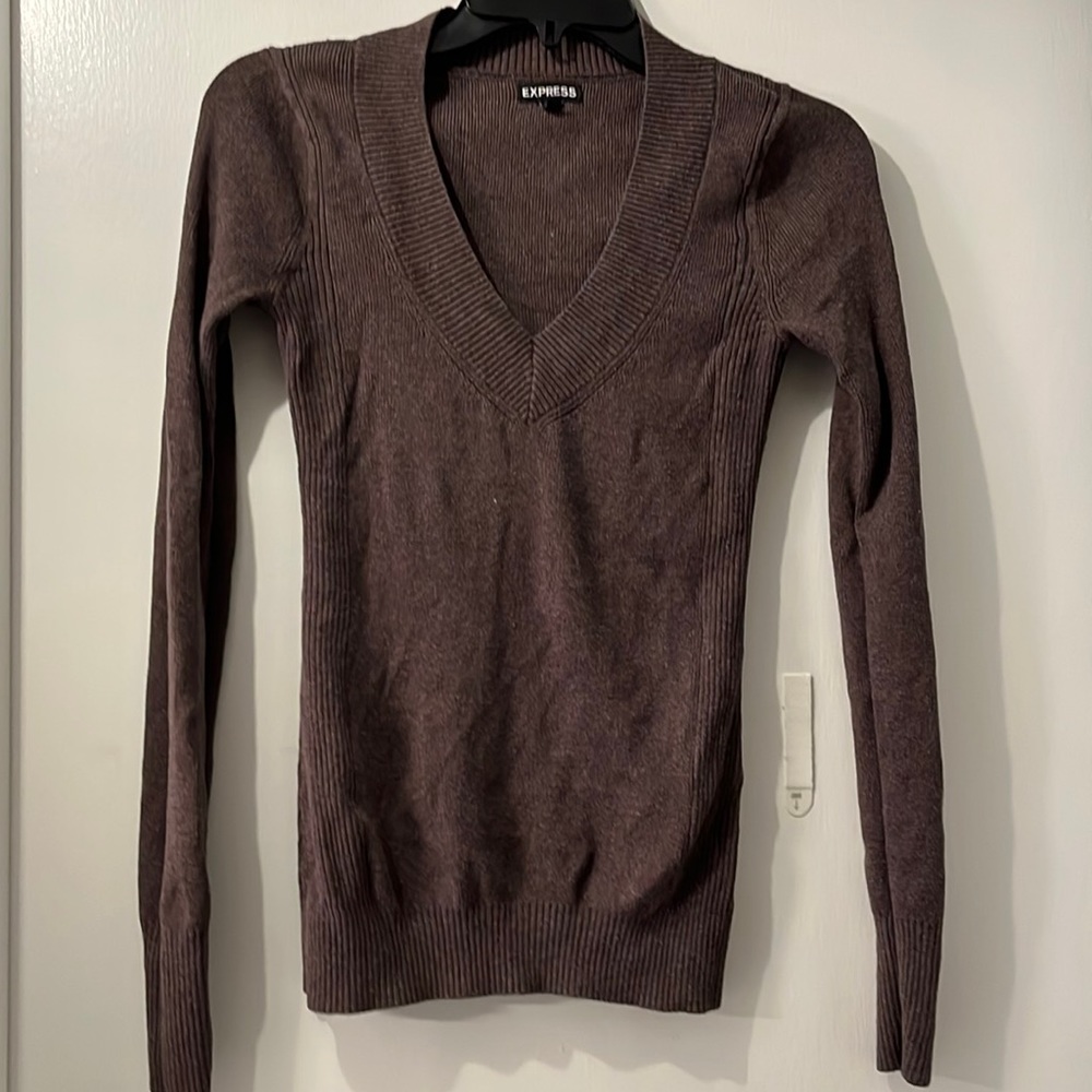 Like new express v neck with ribbing detail on sides, bottom and arms